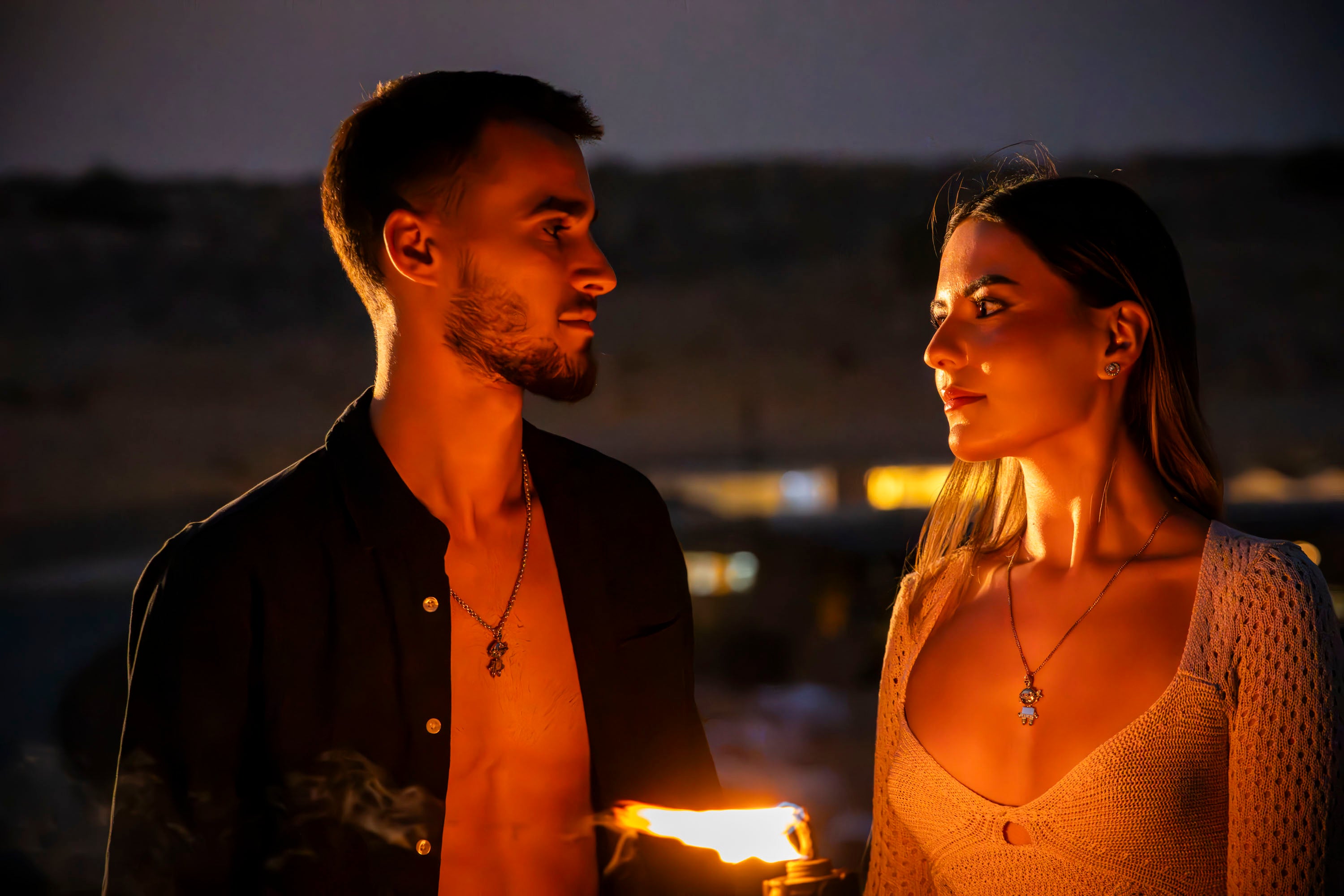 two models are wearing tahos and talia jewel in the desert